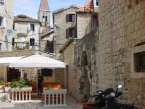  Rooms Roso  Трогир